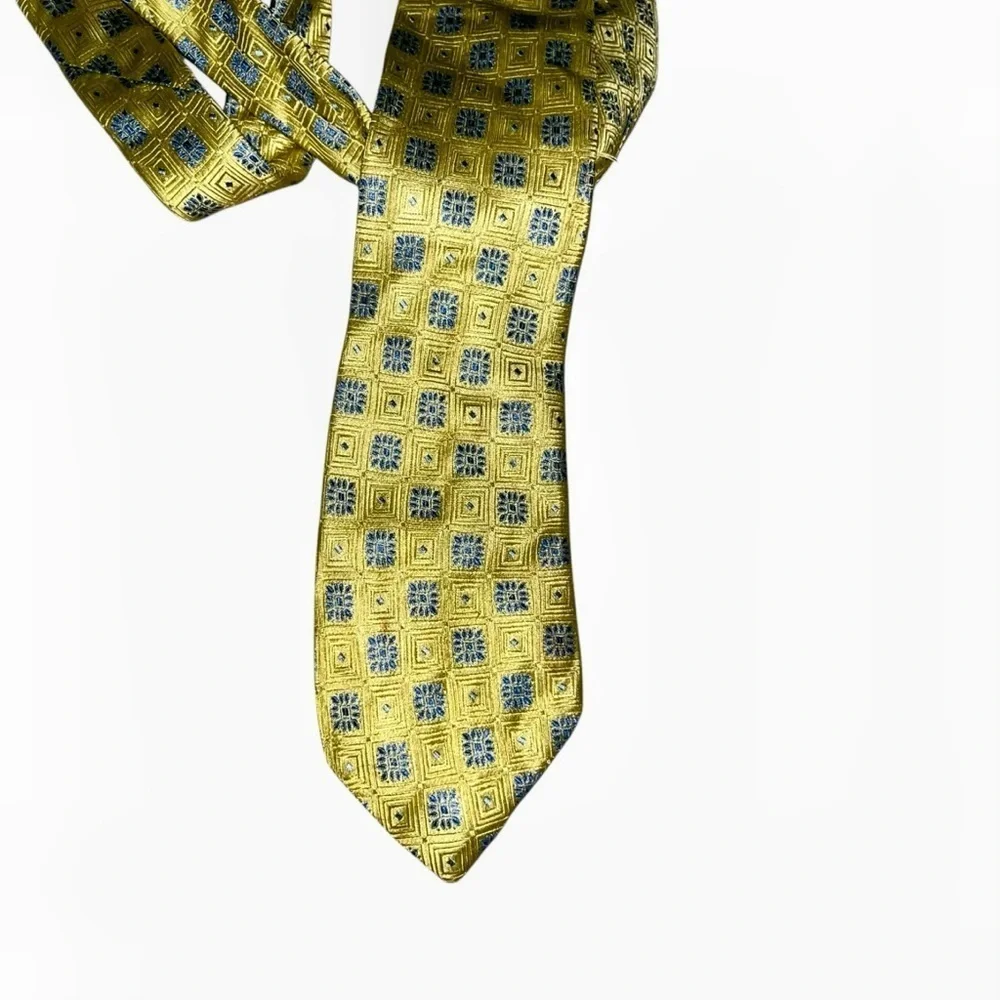 Donald J. Trump gold blue tie